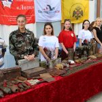 Выставка макетов оружия возле Музея боевой славы